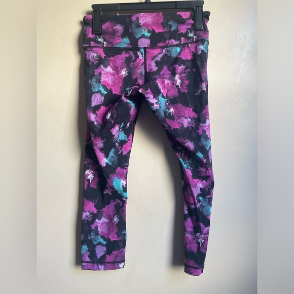 LULULEMON Wunder Under
Crop 6 Midnight Bloom Black Deep Fuschia - Picture 3 of 9